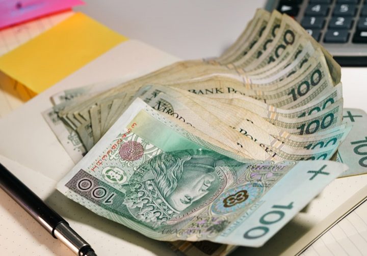 Polish currency on a notebook with pen and calculator.